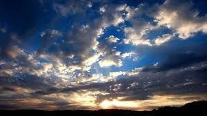 سحب عابرة تكون احيانا كثيفة باقصى الشمال الشرقي مع أمطار متفرقة و ظهور ضباب محلي آخر ليل الجمعة