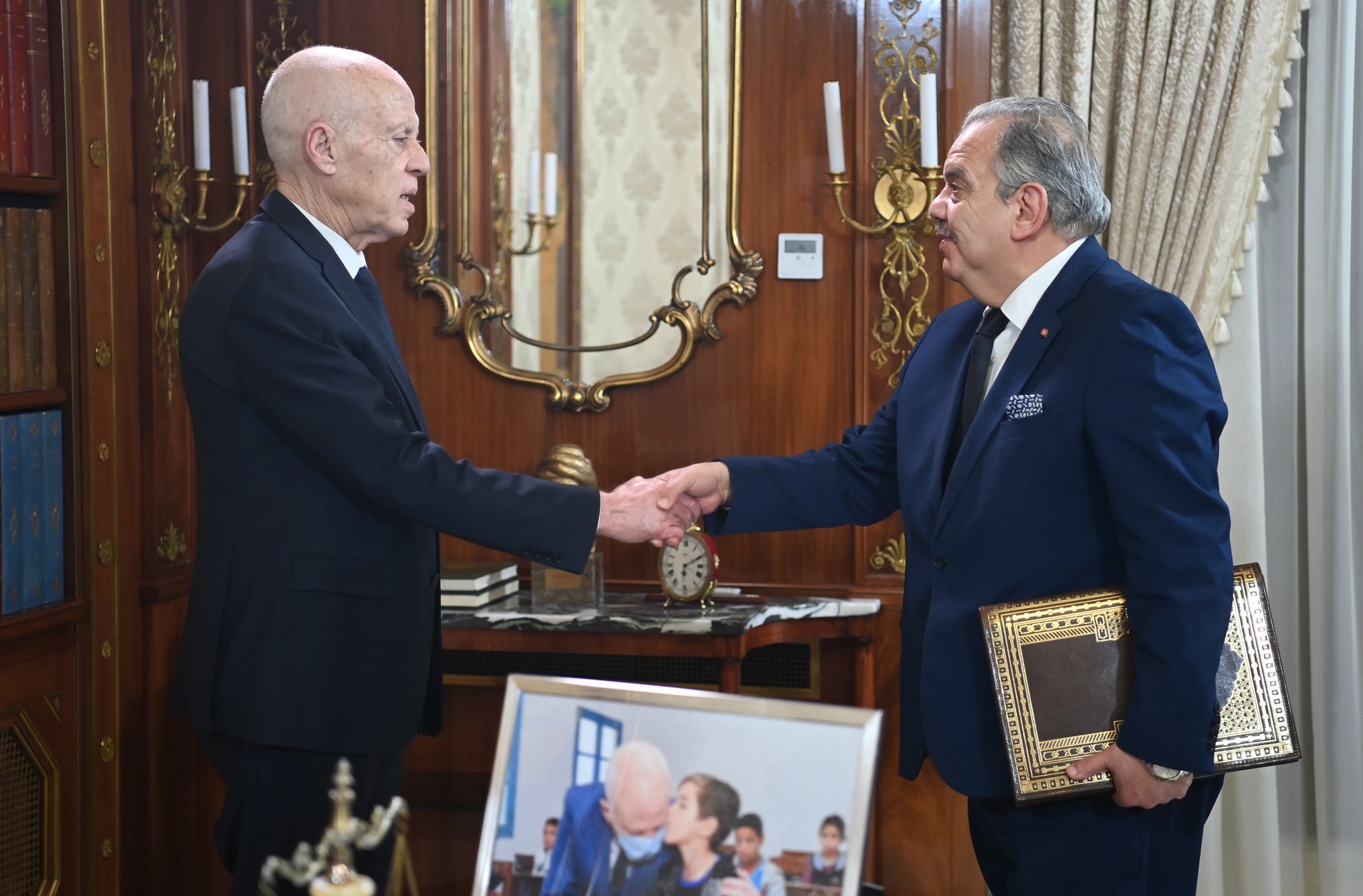 مشروع إعادة بناء الملعب الأولمبي بالمنزه محور لقاء رئيس الجمهورية بوزير الشّباب والرياضة