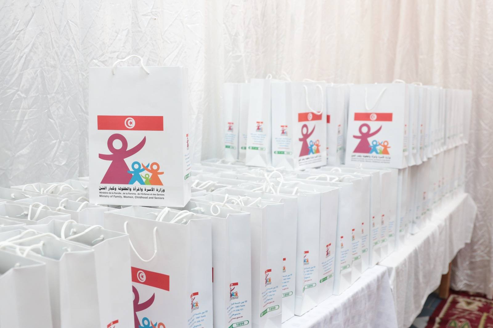 مؤسسات الرعاية بعين دراهم: وزارة الأسرة تسلّم 147 طفلا دفعة أولى من اللوحات الرقمية