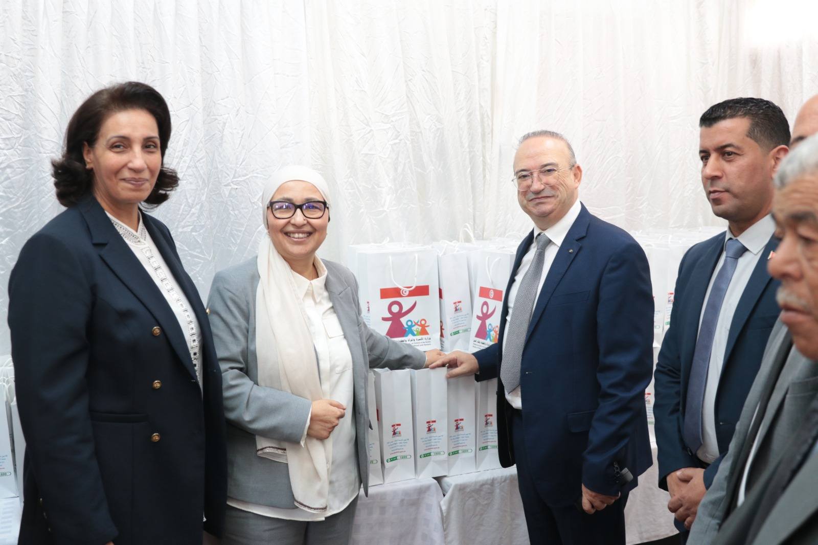 جندوبة: وزيرة الأسرة تسلّم 147 طفلا بمؤسسات الرعاية بعين دراهم دفعة أولى من اللوحات الرقمية