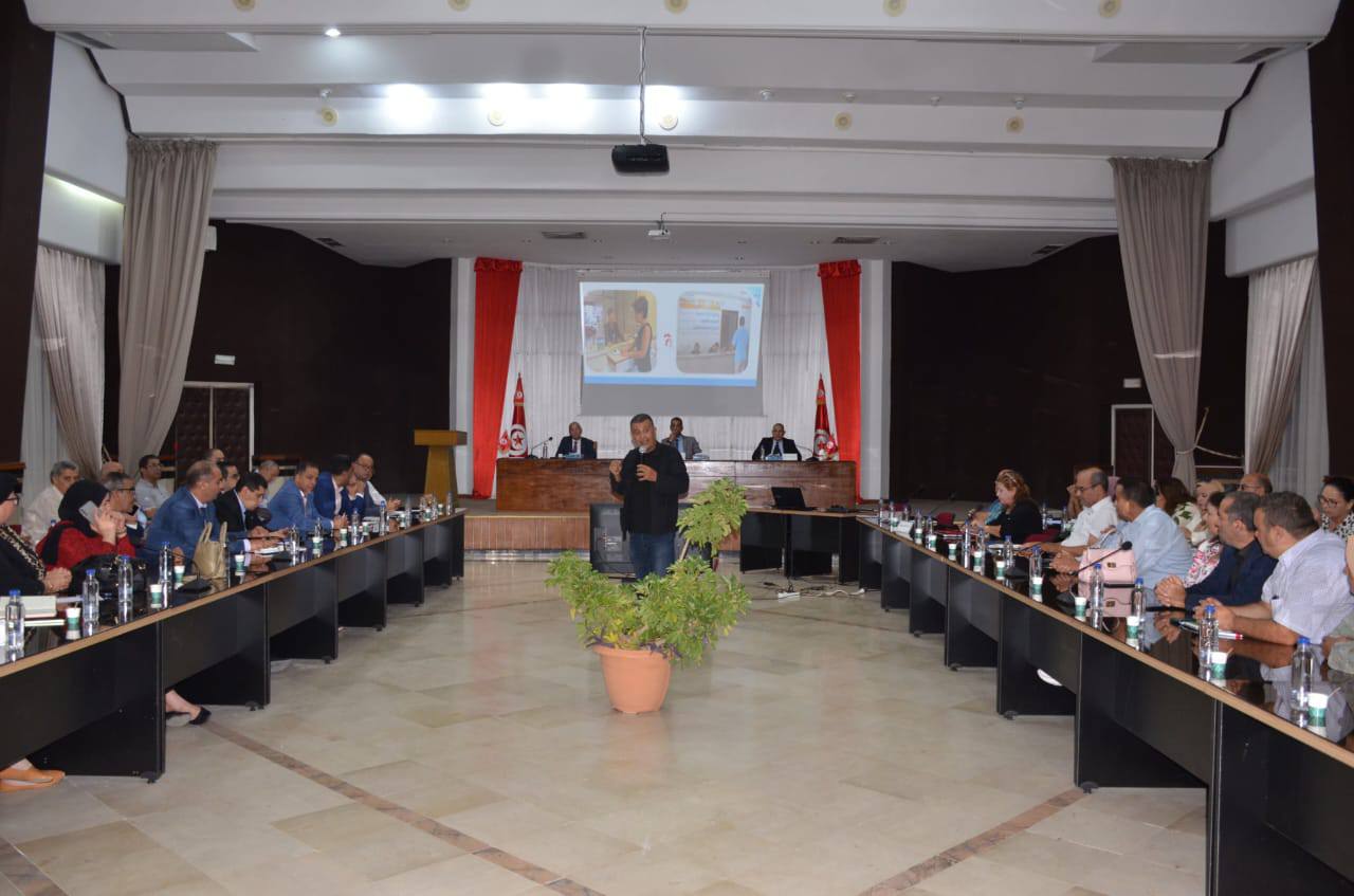 ولاية سوسة :يوم تكويني حول" أساليب التعامل والتواصل مع المواطن بفضاءات الاستقبال"