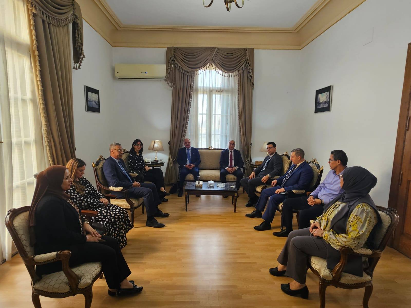 وزير الخارجية يلتقي بطاقم البعثة الديبلوماسية التونسية بالقاهرة