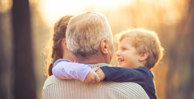 مختصة في أمراض الشيخوخة: قضاء الأجداد أوقاتا مع أحفادهم يقلّص من شعورهم بالعزلة والاكتئاب بنسبة 25 بالمائة