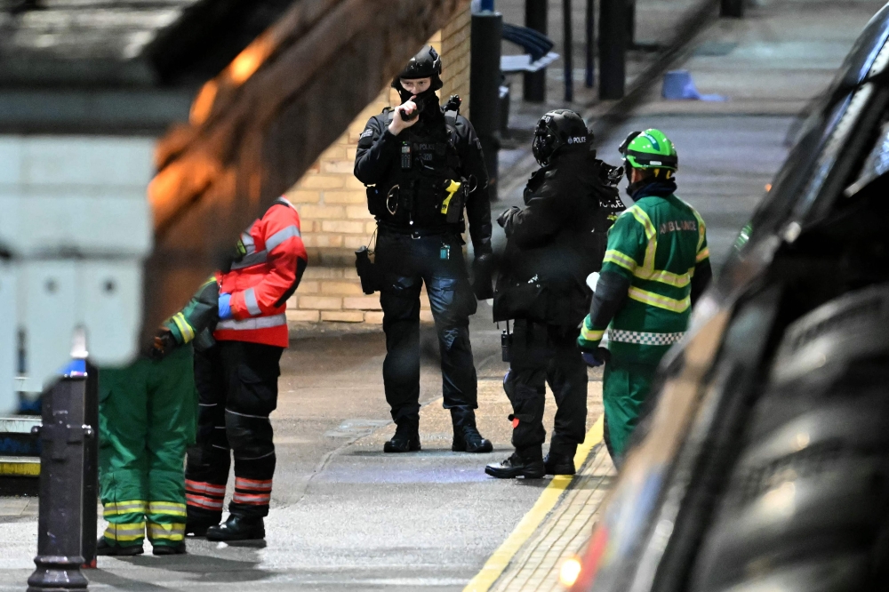 الشرطة البريطانية : الهجوم بسكين على متن قطار والذي ادى إلى إصابة 11 شخصا ليس إرهابيا