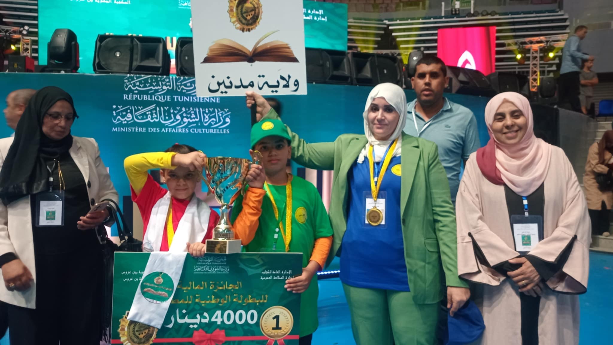 الطفلة ألاء شواط من رواد المكتبة العمومية ببنقردان تتوج بالجائزة الاولى في نهائيات البطولة الوطنية للمطالعةعن الفئة العمرية من 6 الى 8 سنوات.