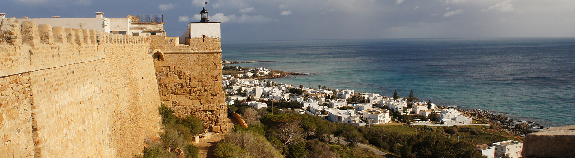 سحب احيانا كثيفة مع امطار متفرقة ومؤقتا رعدية