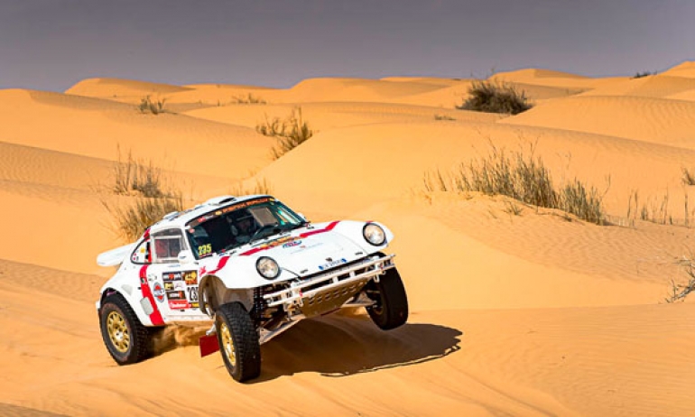 تواصل مراحل رالي فينيكس الدولي بالعمق الصحراوي جنوبي مدينة دوز