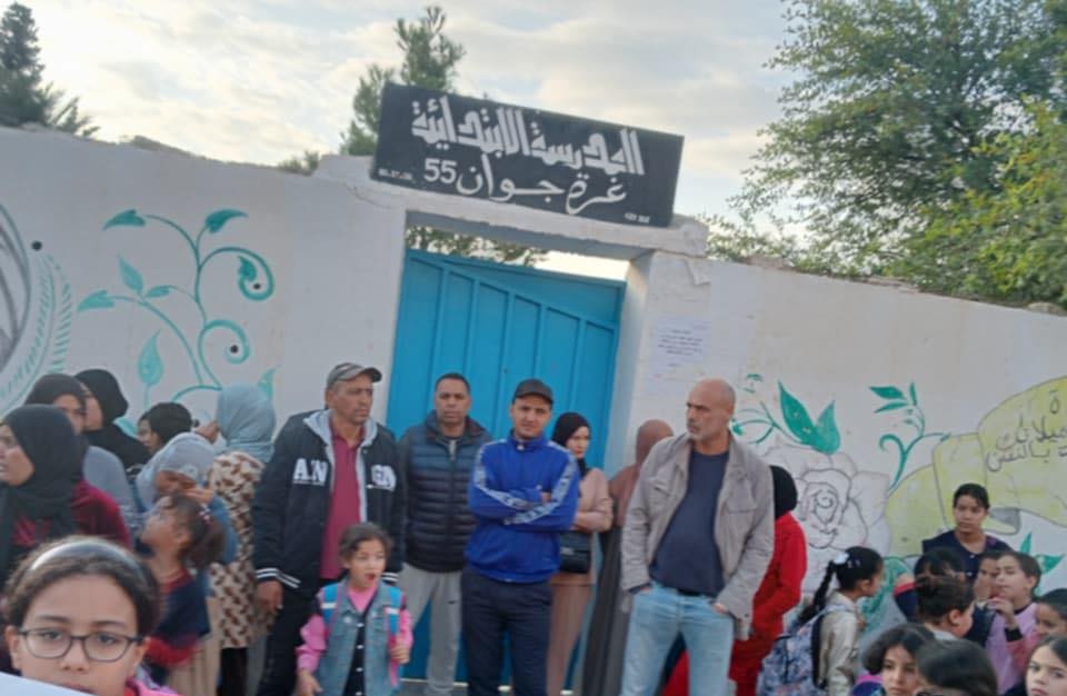 القصرين: أولياء يغلقون مدرسة بفريانة للمطالبة بمباشرة ابنائهم الدراسة التى لم تنطلق بعد بسبب غياب معلم
