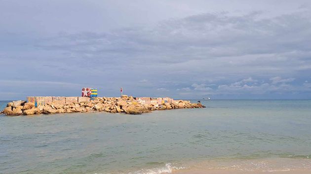 سحب عابرة على كامل البلاد وتكون أحيانا كثيفة.