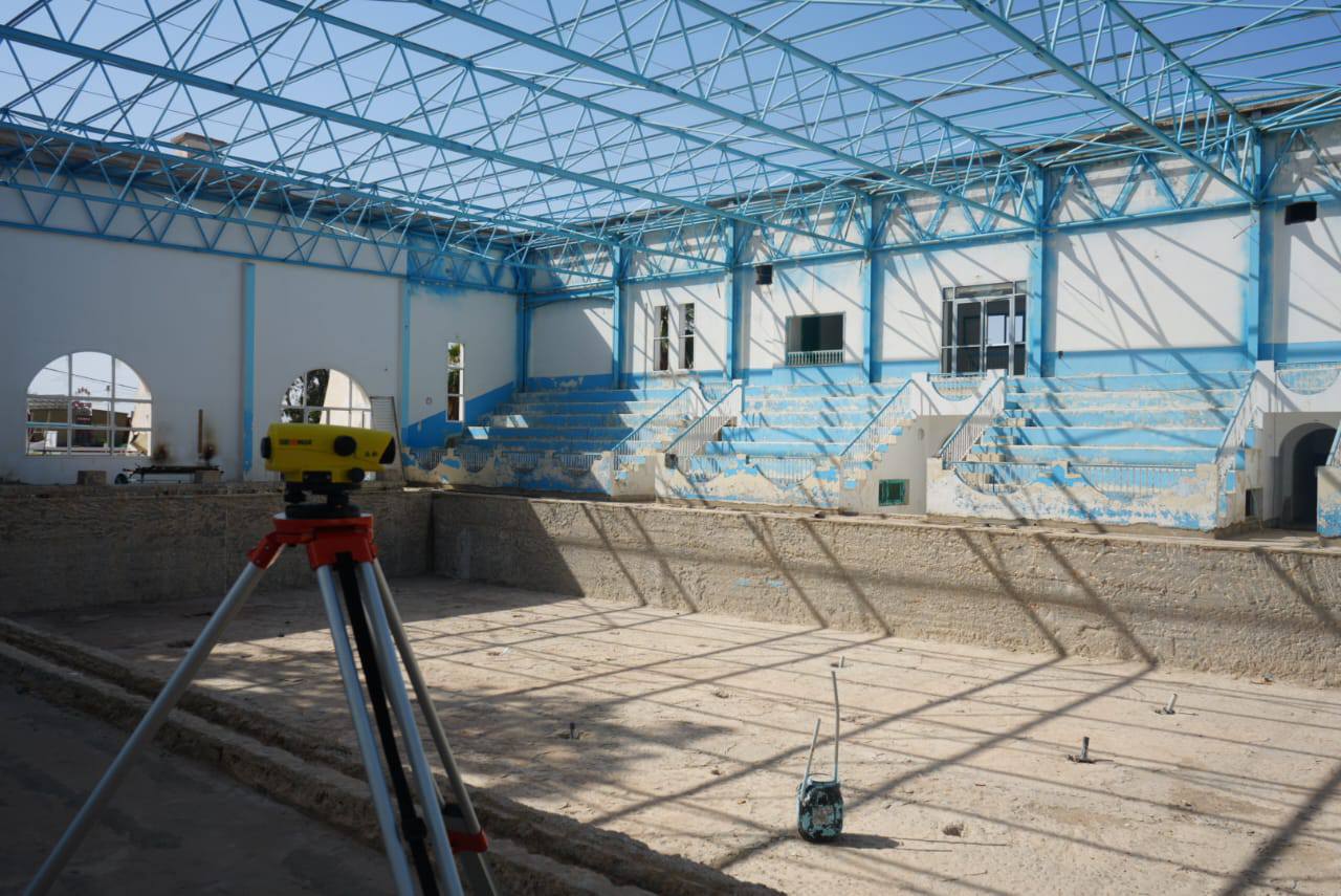 استئناف اشغال مشروع صيانة وتجديد المسبح البلدي بالقيروان.