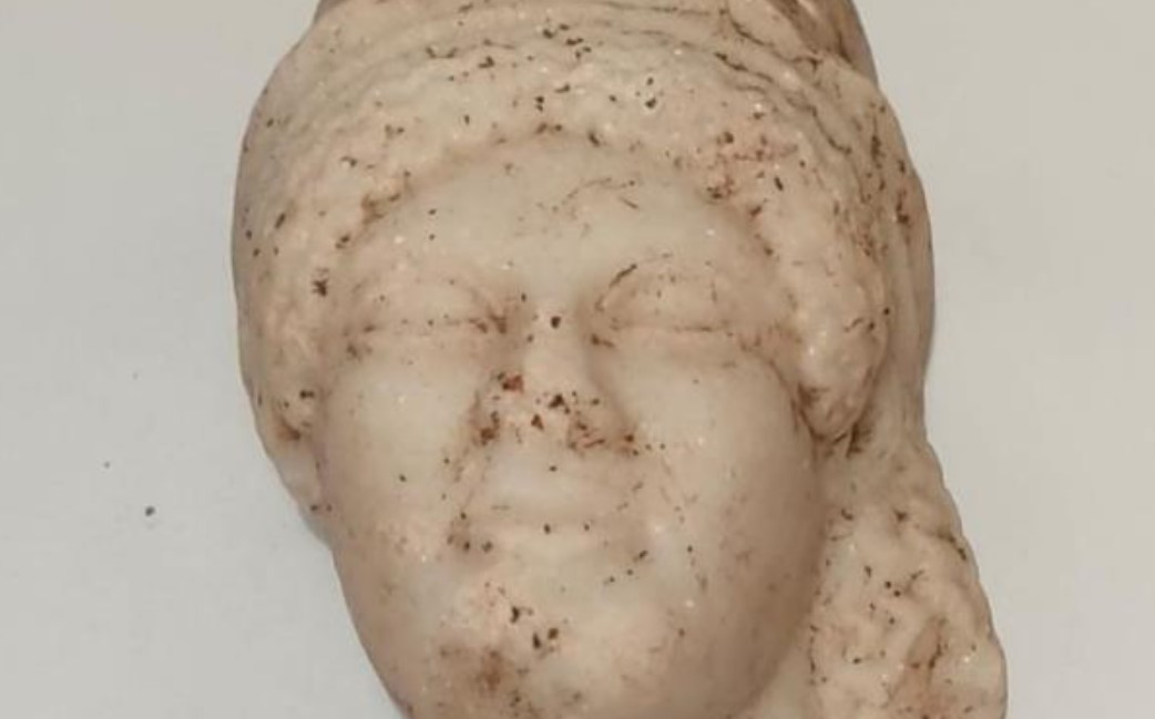 اكتشاف قناع مرمري نادر يعود إلى القرن الرابع قبل الميلاد بموقع توفاة في قرطاج