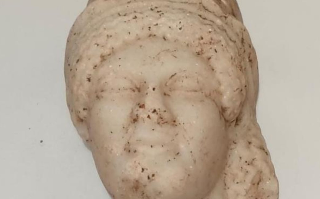 اكتشاف قناع مرمري نادر يعود إلى القرن الرابع قبل الميلاد بموقع توفاة في قرطاج