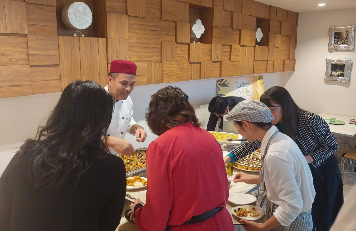 سفارة الجمهورية التونسية بطوكيو تُنظم حصة تذوق لزيت الزيتون التونسي