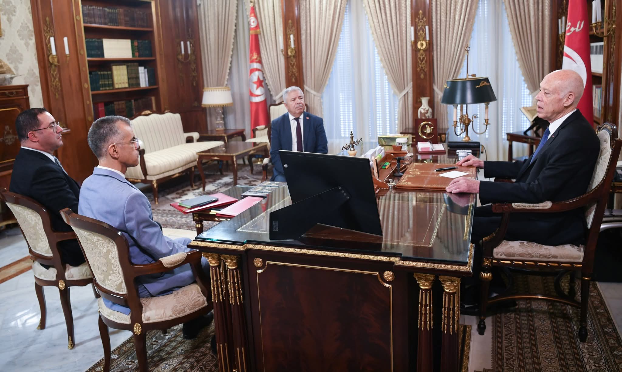 في اجتماعه بكاتب الدولة لوزير الفلاحة ومديرين بالوزارة : سعيد يشدد على ضرورة تذليل كلّ الصعوبات بصفة عاجلة أمام الفلاّحين