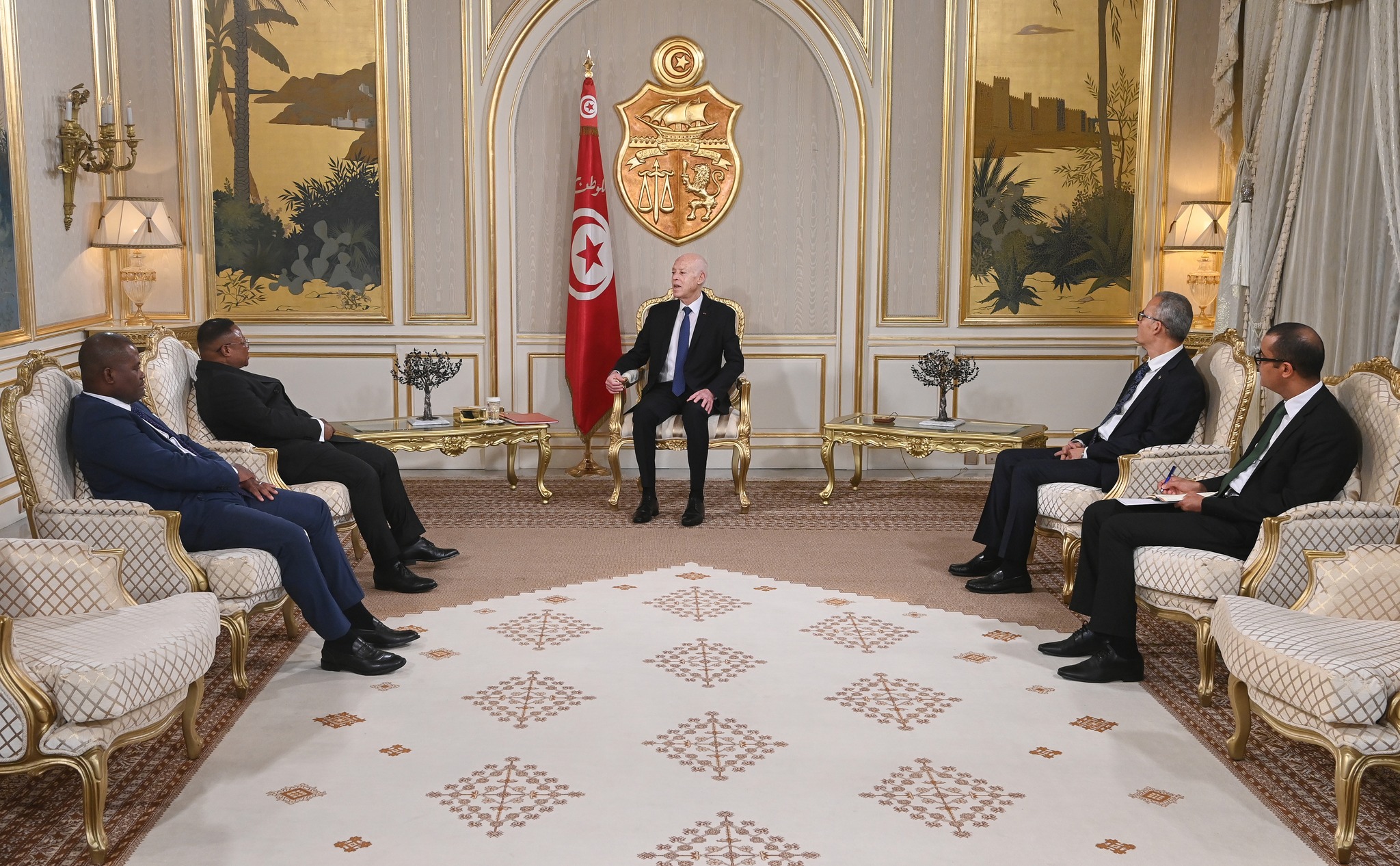 رئيس الجمهورية يشرف على موكب تسلّم أوراق اعتماد سفراء أجانب جدد بتونس