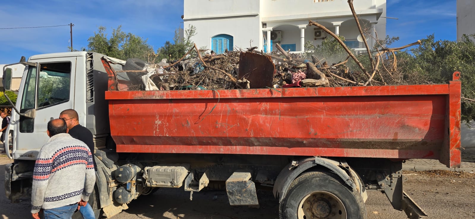 حملة جهوية استثنائية للنظافة بالمدرسة الابتدائية عبد الله الزنّاد بالمنستير.