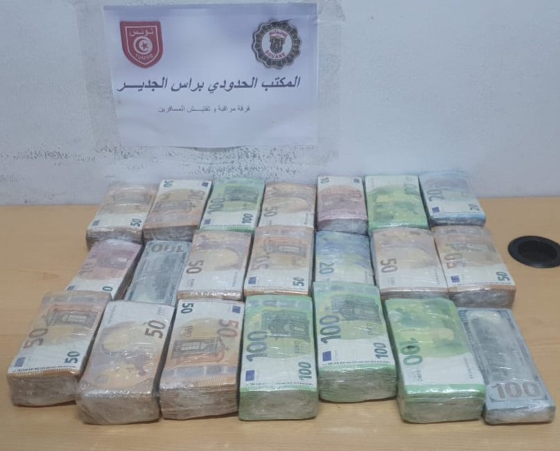 مصالح الديوانة بالمعبر الحدودي بالذهيبة تحبط محاولة تهريب مبلغ من العملة الأجنبية بقيمة تفوق 3 مليون دينار.