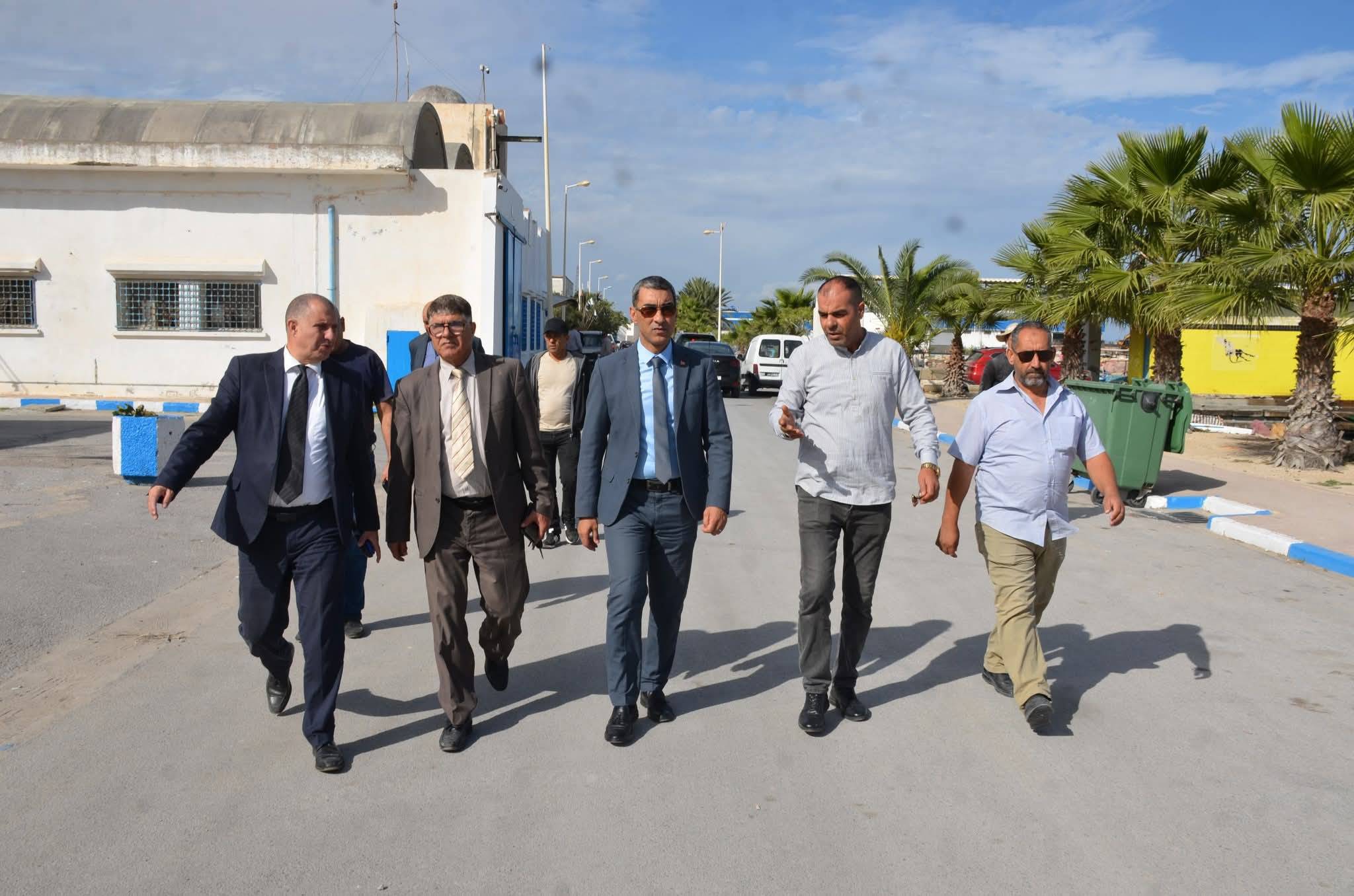والي سوسة يؤدي زيارة ميدانية غير معلنة لميناء الصيد البحري بهرقلة. 