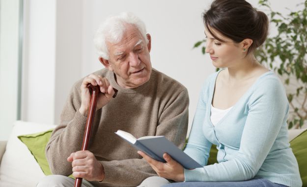 مختصة في أمراض الشيخوخة: القراءة بانتظام يوميا وممارسة نشاط حركي يقي من الزهايمر والخرف