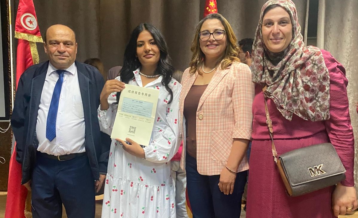 المنستير تتألق: تلميذة من معهد العمران تحصد الجائزة الأولى في "منحة السفير الصيني"