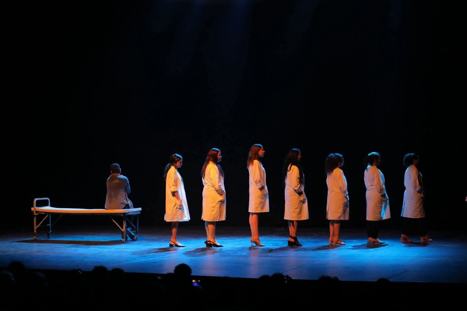 مسرحية "على وجه الخطأ" لعبد القادر بن سعيد: عندما يصبح المسرح مرآة للانهيار الإنساني