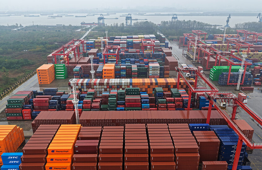 الصين تعلن تعليق رسوم الموانئ الخاصة على السفن الأمريكية