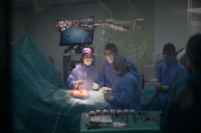 فريق طبي بمستشفى شارل نيكول ينجح في إجراء أول عملية جراحية روبوتية في تونس على مستوى الجهاز الهضمي