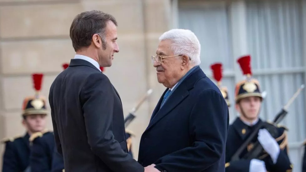 ماكرون يبحث مع الرئيس الفلسطيني الجهود المبذولة لتثبيت وقف إطلاق النار في قطاع غزة