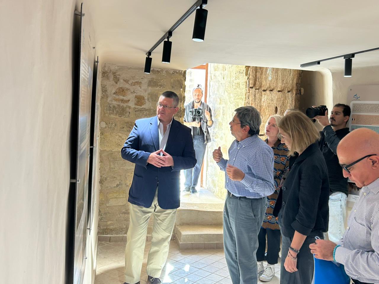 تطاوين : السفير البريطاني بتونس يزور قصر "زناتة" ويتعرف على أعمال ترميمه باشراف باحثين تونسيين بالشراكة مع خبراء بريطانيين