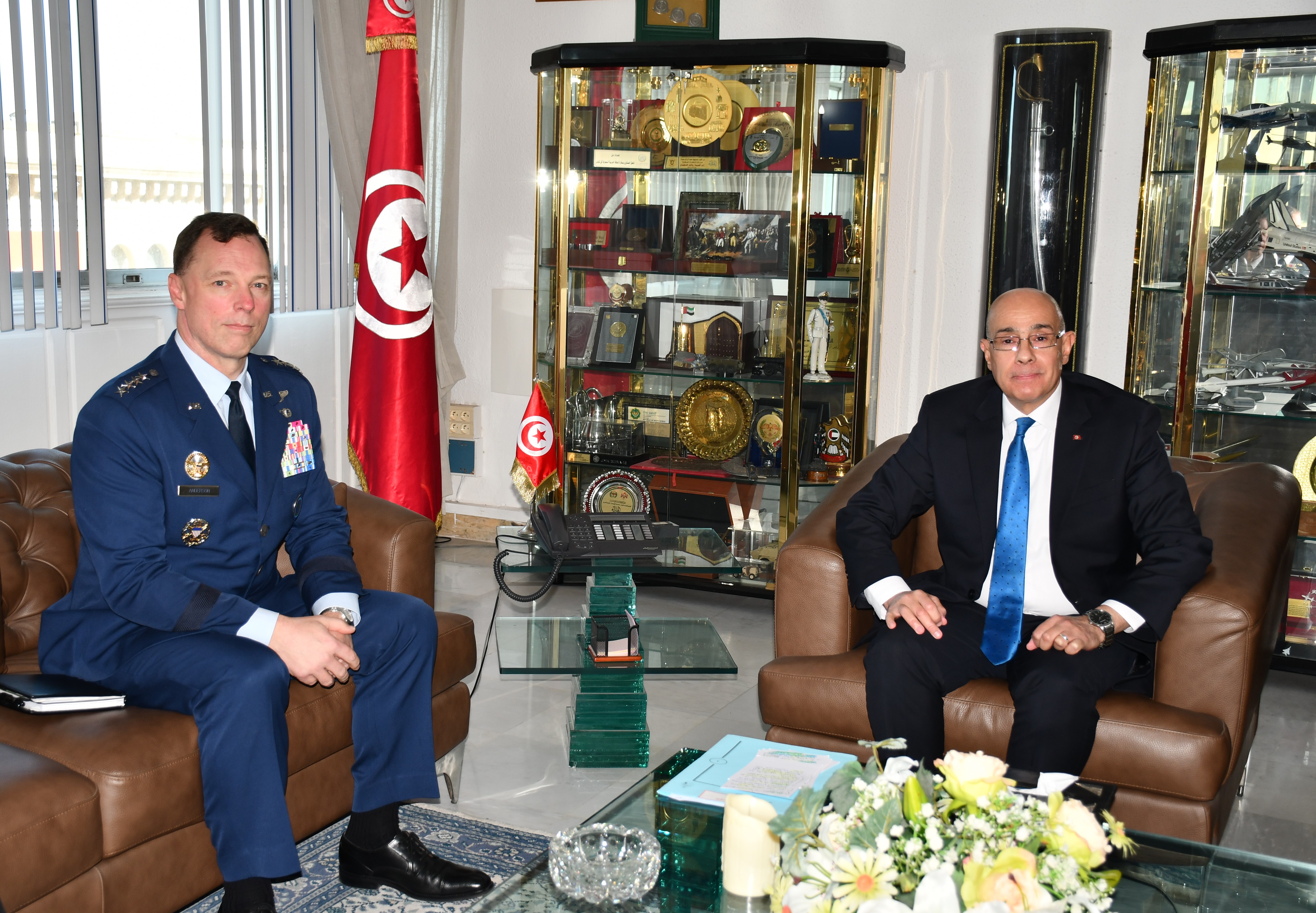 وزير الدفاع يلتقي قائد القيادة العسكرية الأمريكية لإفريقيا