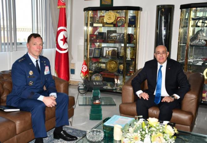 وزير الدفاع يلتقي قائد القيادة العسكرية الأمريكية لإفريقيا