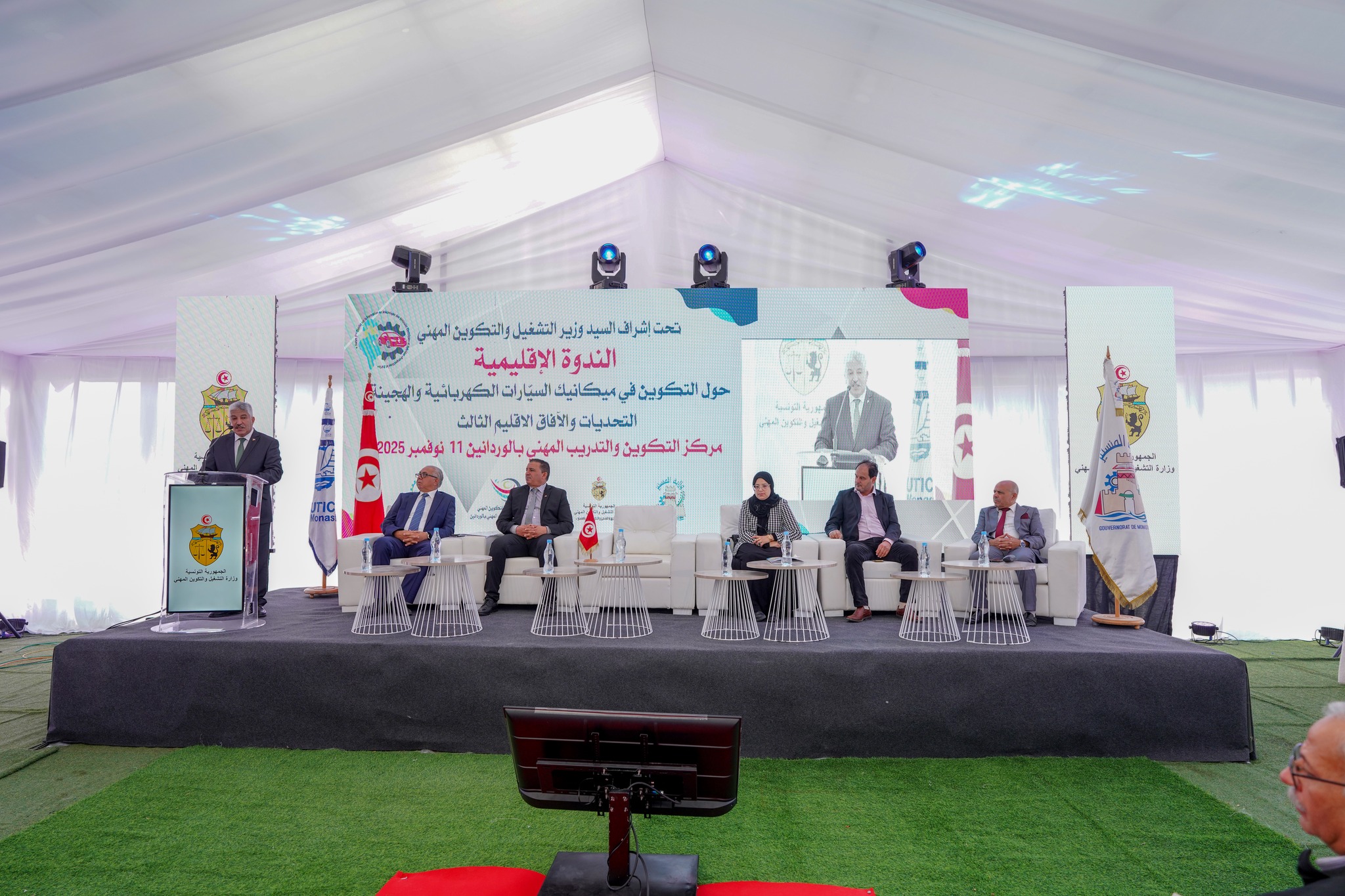 وزير التشغيل يشرف على أشغال الندوة الإقليميّة حول التكوين في صيانة السيّارات الكهربائيّة والهجينة.