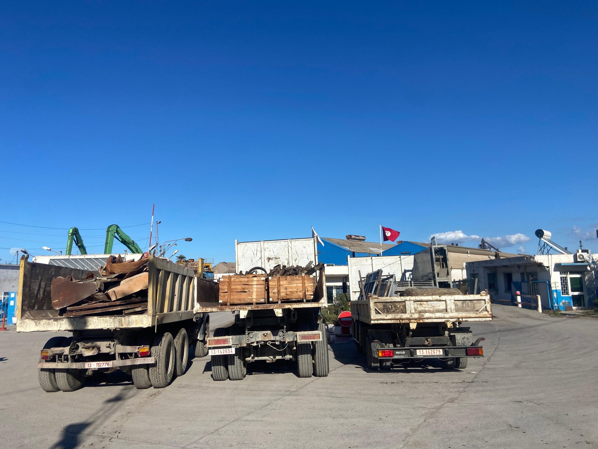 وزارة التجهيز والإسكان تبادر الى نقل المنقولات المحتوية على مادة الحديد لفائدة الشركة التونسية للفولاذ