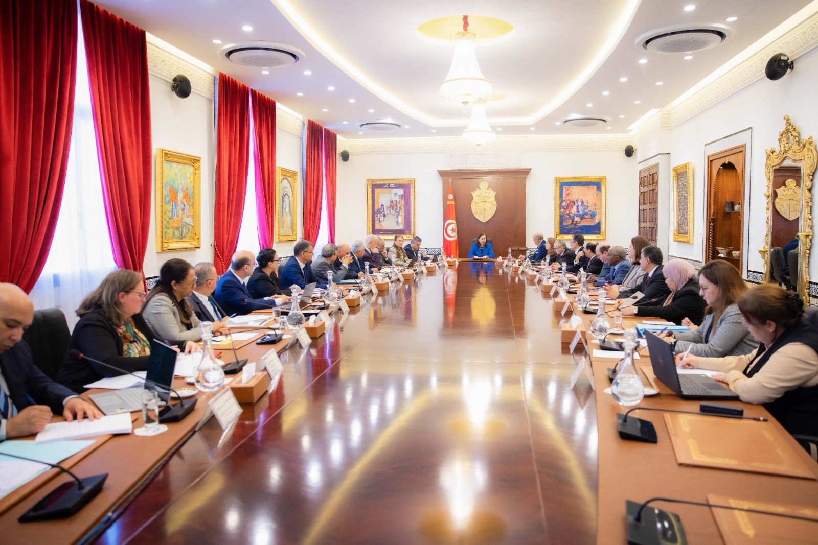 مجلس وزاري مضيق يناقش تطوير منظومة الاستثمار ويوصي بتقليص التراخيص وحذفها في عديد المجالات