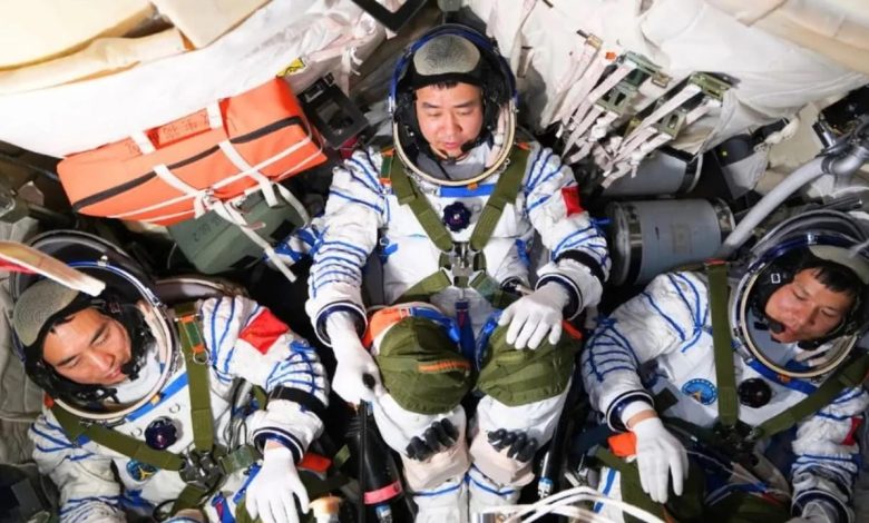 رواد فضاء صينيون يعودون إلى الأرض بعد الاصطدام بحطام فضائي