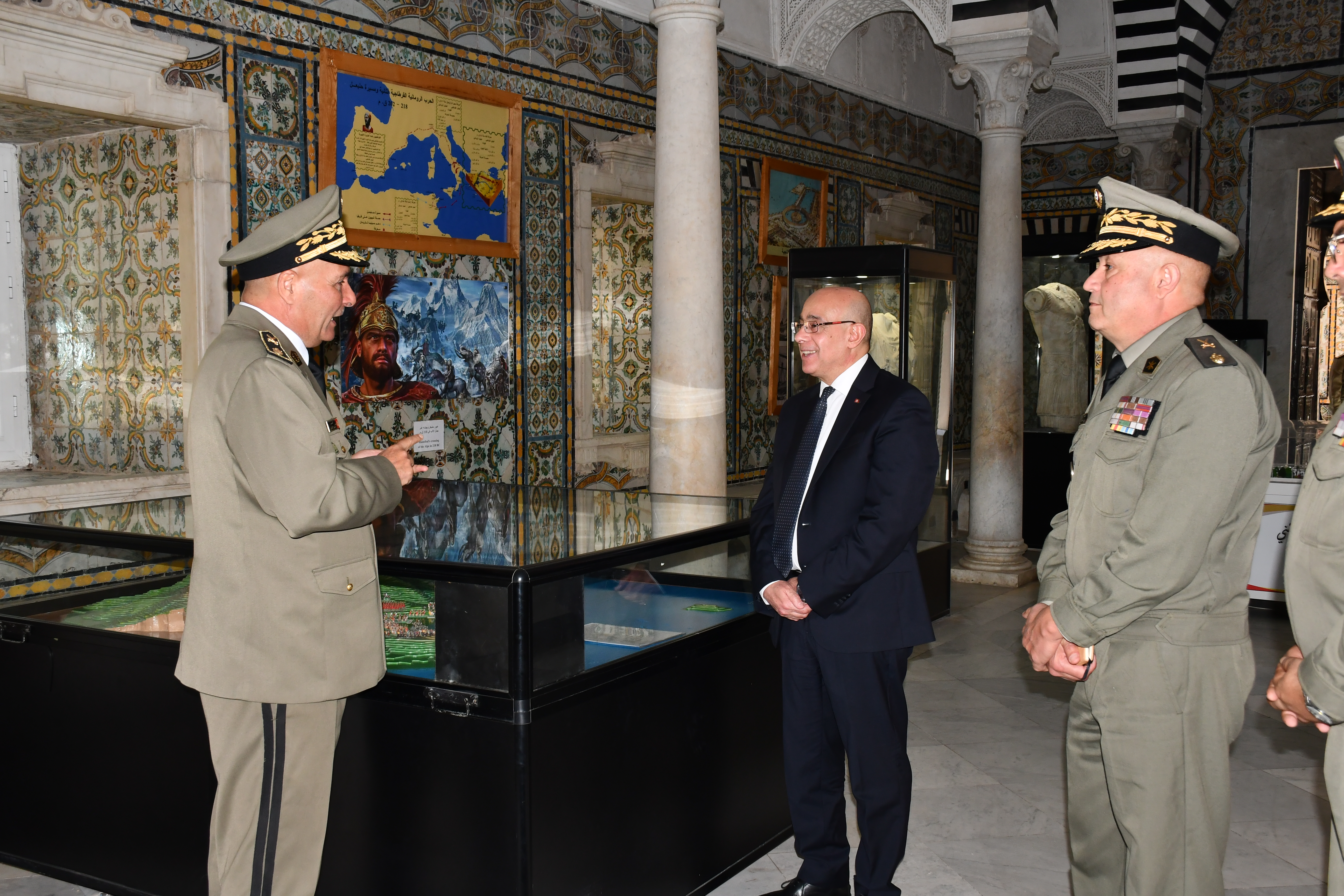 وزير الدفاع يؤدّي زيارة إلى إدارة التراث والإعلام والثقافة