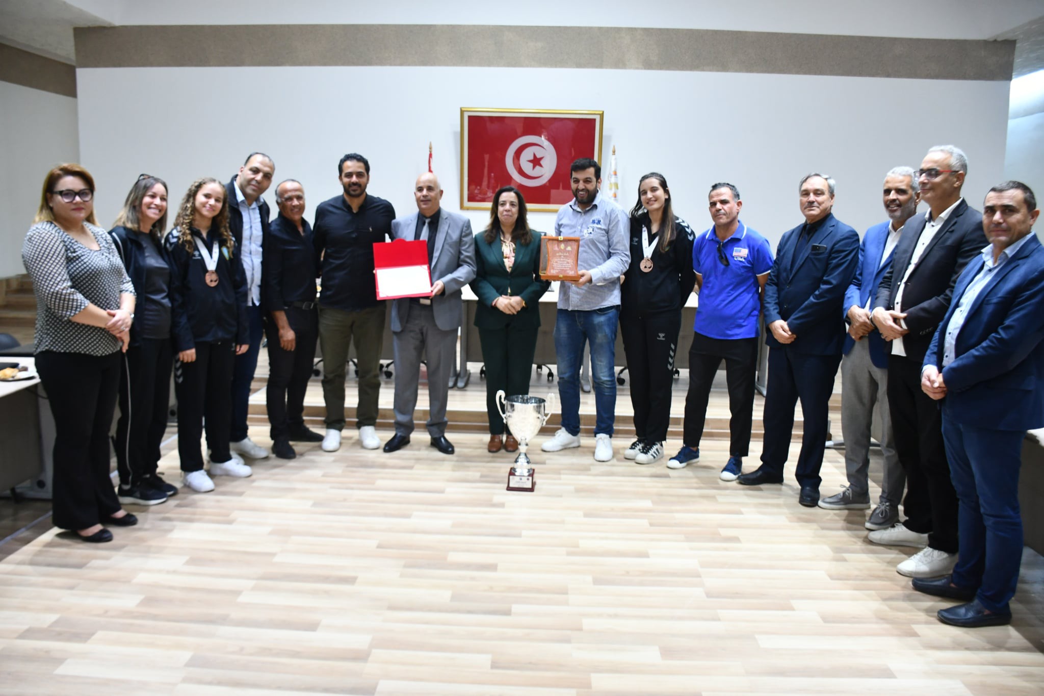 والية نابل تكرم الجمعية الرياضية النسائية بالحمامات لكرة اليد.