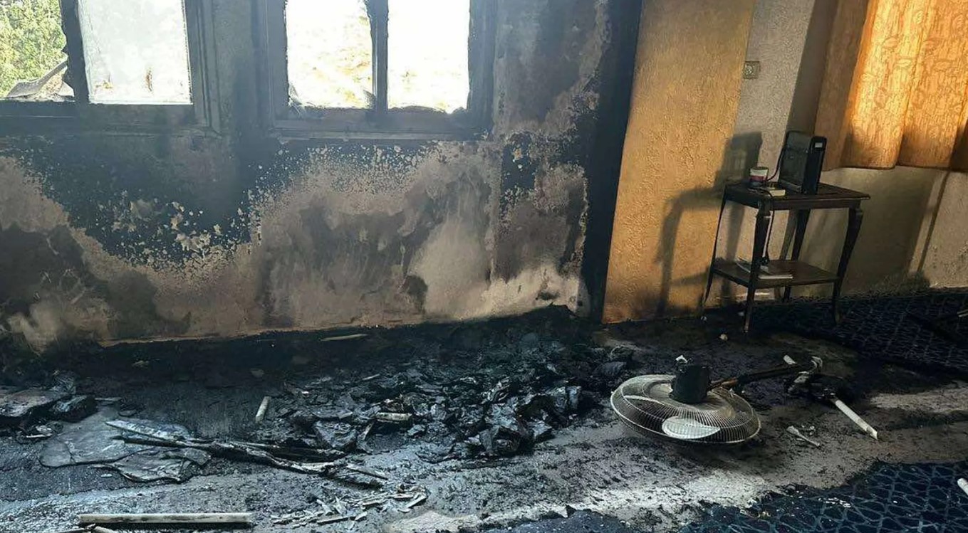 الضفة الغربية المحتلة: فلسطينيون يؤدون صلاة الجمعة في المسجد الذي أحرقه مستوطنون صهاينة يوم الأربعاء 