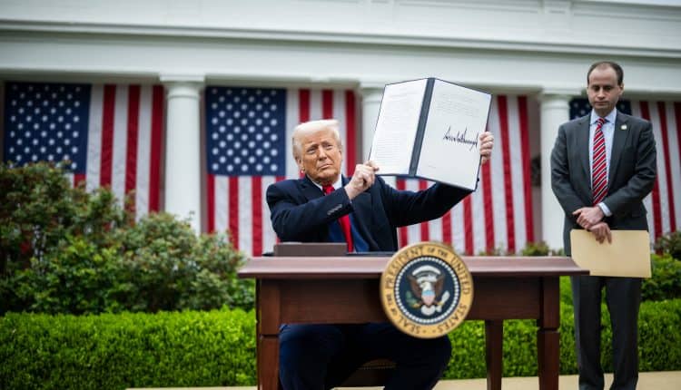 البيت الأبيض يلغي الرسوم القمرقية على مجموعة واسعة من السلع الاستهلاكية