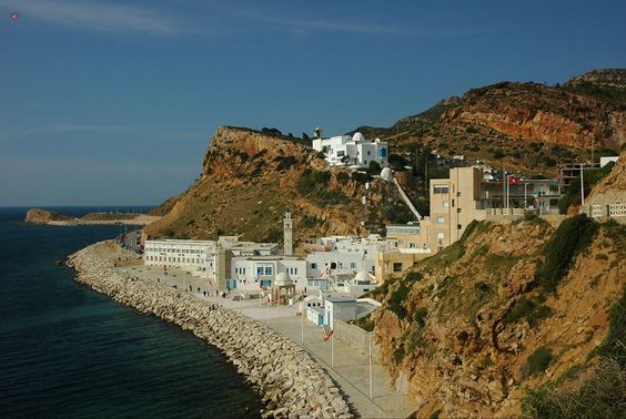 طقس مغيم جزئيا بأغلب الجهات.