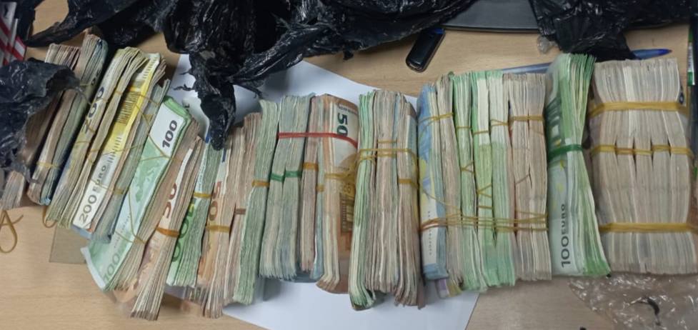 احباط محاولة تهريب مبلغ من العملة الأجنبية بقيمة تناهز 700 ألف دينار.