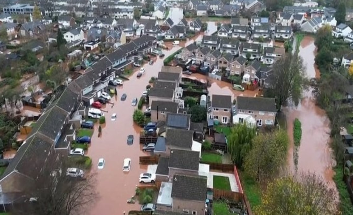 بريطانيا : إعلان حالة طوارئ كبرى بعد اجتياح العاصفة ’’كلوديا’’ مختلف مناطق البلاد
