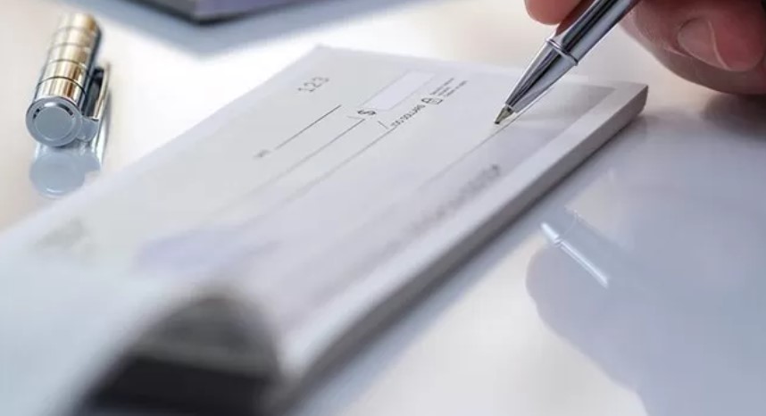 وزيرة العدل: ’’أكثر من 63 ألف شخص استفادوا من قانون الشيك دون رصيد’’