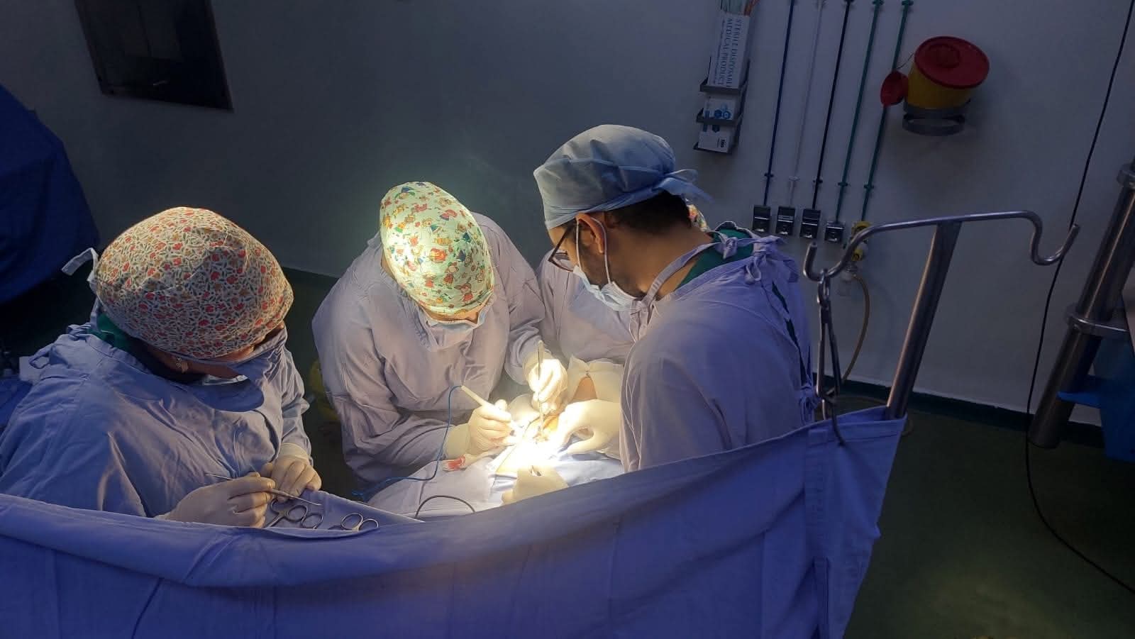 تدخل كان يجرى في الخارج و بتكاليف باهضة،معهد صالح عزيز ينجح في اجراءه