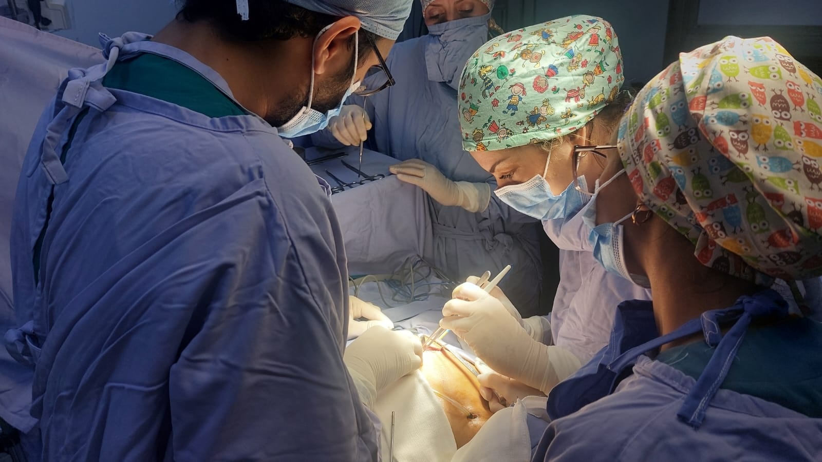 معهد صالح عزيز: نجاح عملية جراحية دقيقة مكنت طفلة في سن 5 سنوات من التنفس طبيعيا لأول مرة