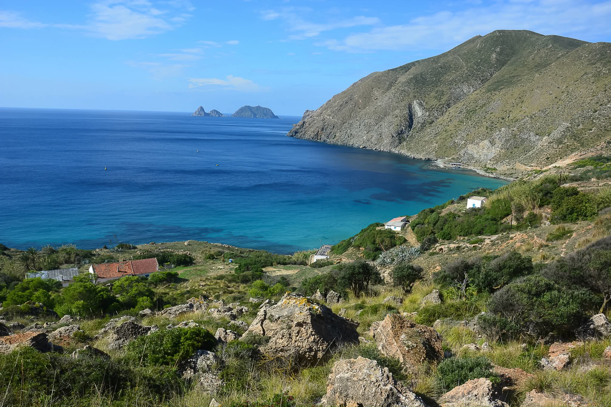 طقس كثيف السحب والحرارة تتراوح بين 19 و 30 درجة