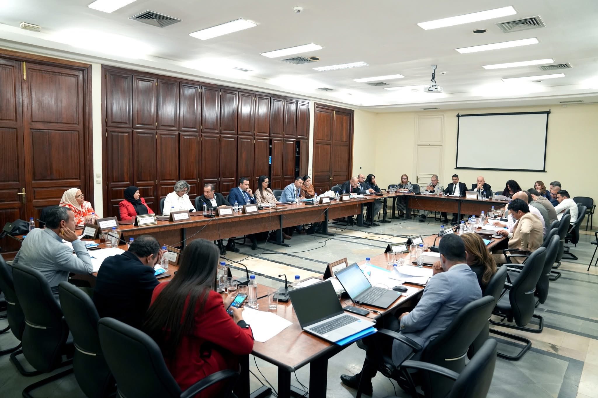 رئيس اتحاد الأعراف يدعو إلى إقرار جباية تشجّع على الاستثمار وإدماج القطاع الموازي في القطاع المنظم تدريجيا