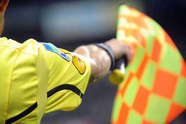 طاقم تحكيم فرنسي يقود المباراة الودية بين المنتخب التونسي ونظيره البرازيلي