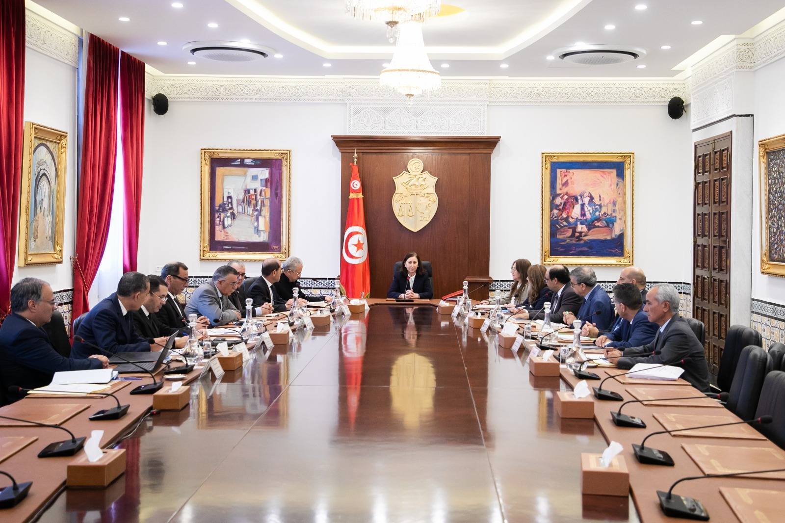 إعادة تشغيل المركب الصّناعي بالمزونة والتسريع في إنجاز عدد من المستشفيات محور اجتماع لجنة المشاريع الكبرى.