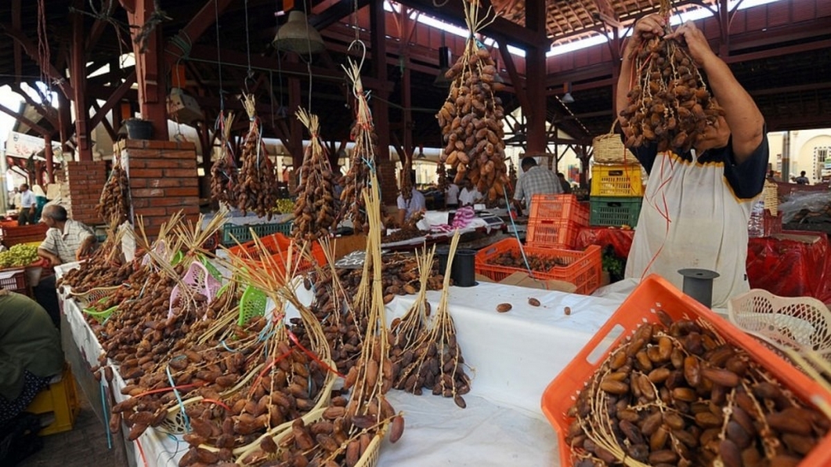 تركيز خيمة بشارع الحبيب بورقيبة وسط العاصمة لترويج التمور بأسعار تفاضلية الى غاية 7 ديسمبر المقبل